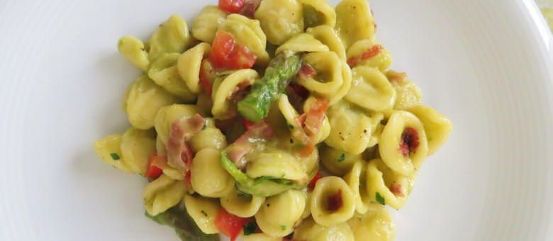 Orecchiette con asparagi e speck