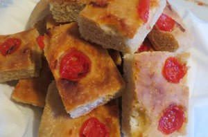 Focaccia calda al farro con i pomodorini