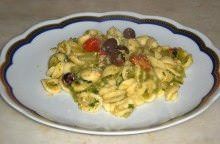 Orecchiette con catalogna, pachino, olive e ricotta salata
