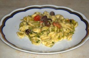 Orecchiette con catalogna, pachino, olive e ricotta salata