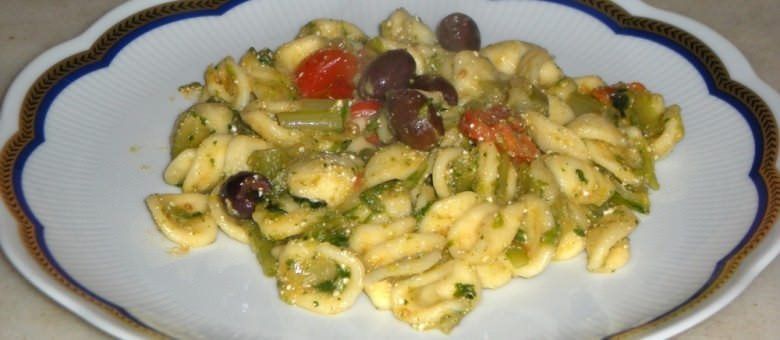 Orecchiette con catalogna, pachino, olive e ricotta salata