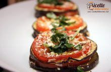 Mini parmigiana estiva di melanzane e pomodori con ricotta salata