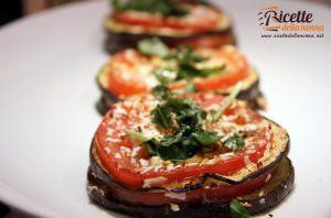 Mini parmigiana estiva di melanzane e pomodori con ricotta salata