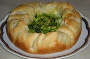 Torta salata sfiziosa con cime di rapa e olive rosatelle