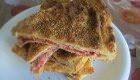 Sfogliata al prosciutto, pomodoro e sesamo