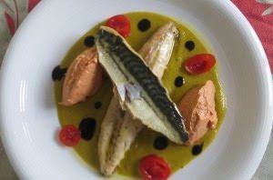 Sgombro all’arancia, salsa ai fiori di zucca, mousse di pomodori secchi e gocce di glassa balsamica