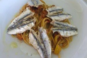 Spaghetti,caponata, gamberi e alici