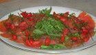 Filetti di trota salmonata affumicata in carpaccio con rucola ed erba cipollina