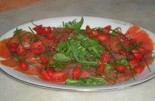Filetti di trota salmonata affumicata in carpaccio con rucola ed erba cipollina