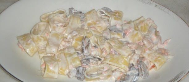 ricetta calamarata funghi gamberi e salmone