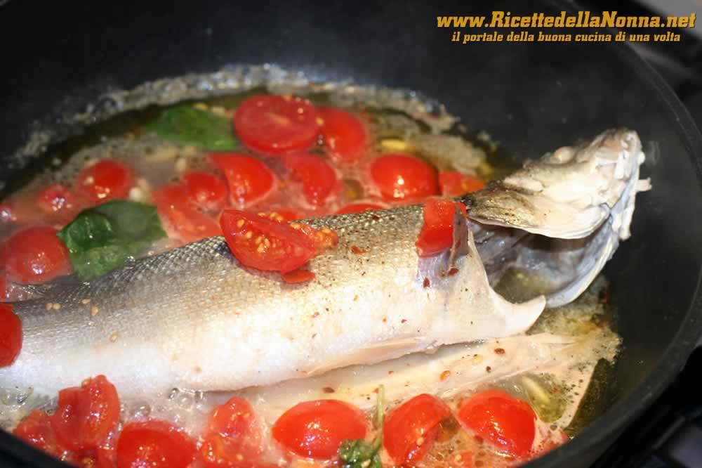 Spigola all'acqua pazza ricetta e foto