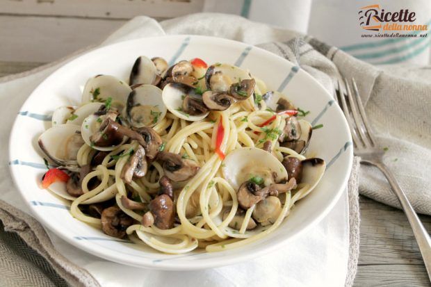 Ricetta spaghetti vongole e funghi