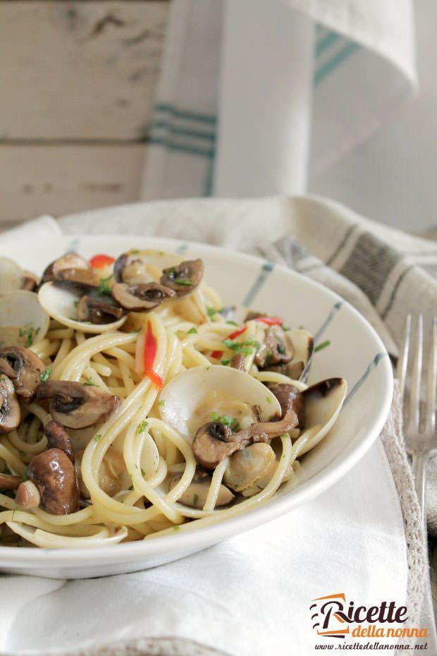 Foto spaghetti vongole e funghi