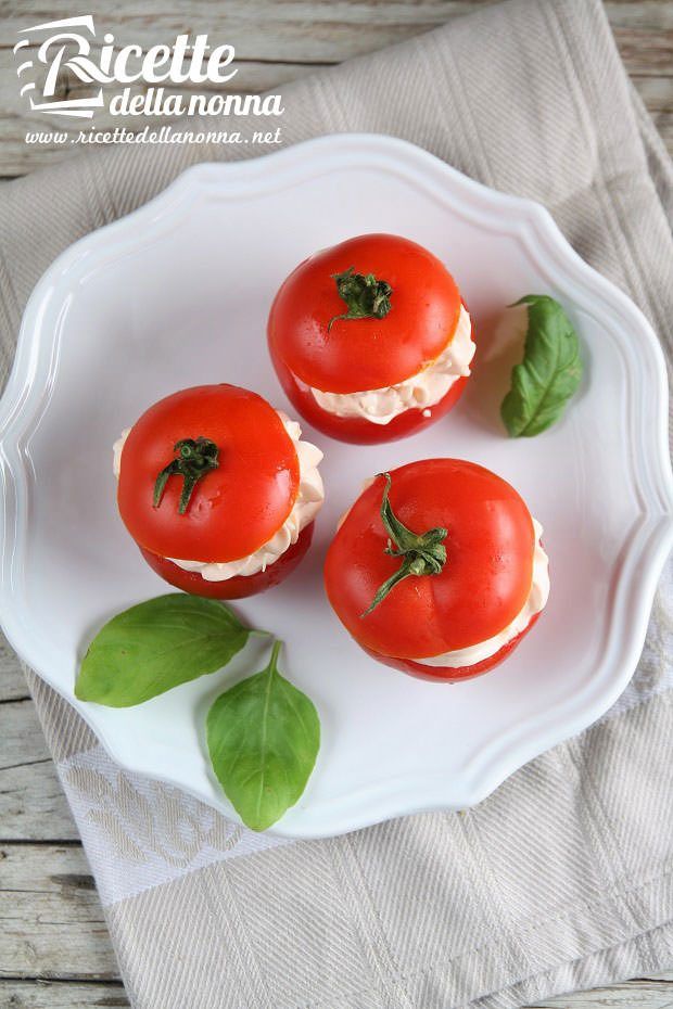 Barchette di pomodoro ripiene alla polpa di granchio