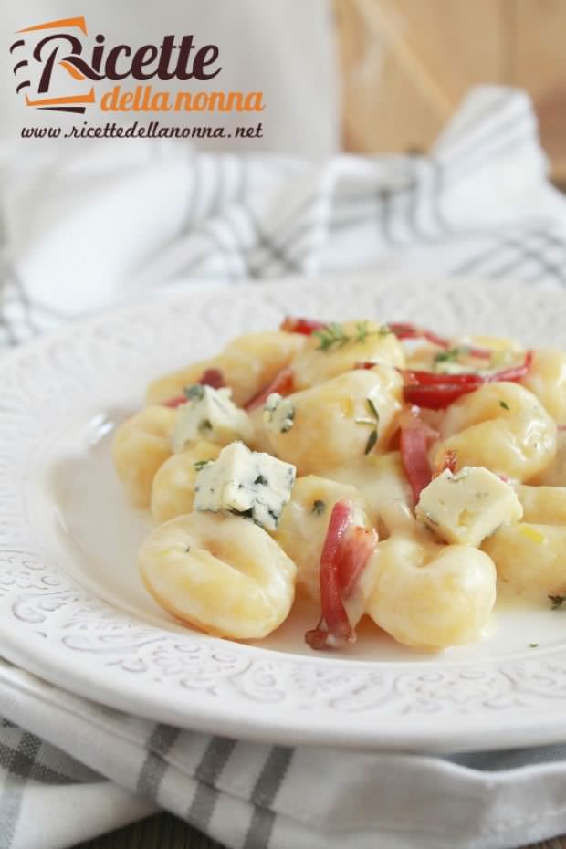 Foto gnocchi speck e gorgonzola