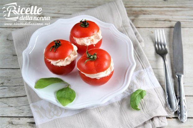 Barchette di pomodoro ripiene alla polpa di granchio