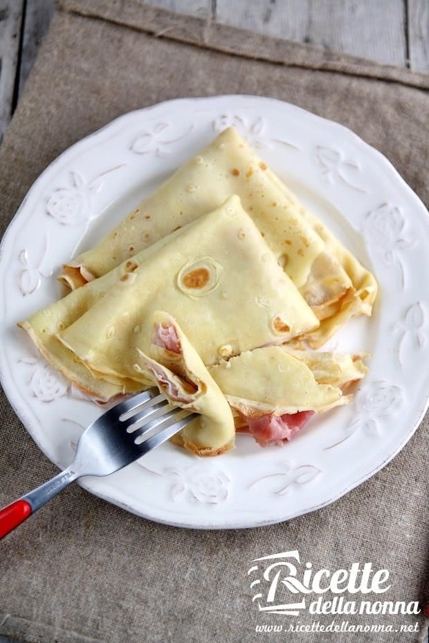 Foto crepes prosciutto e formaggio