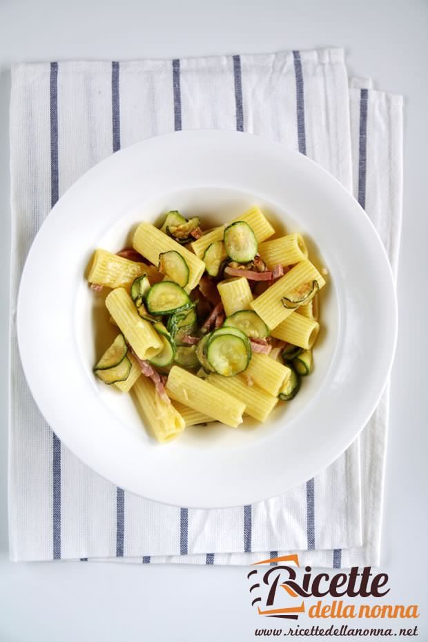 La pasta zucchine e zafferano