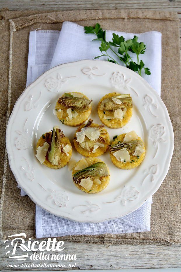 Medaglioni di polenta e carciofi ricetta e foto