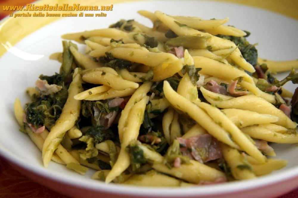 Strozzapreti broccoletti e prosciutto ricetta e foto