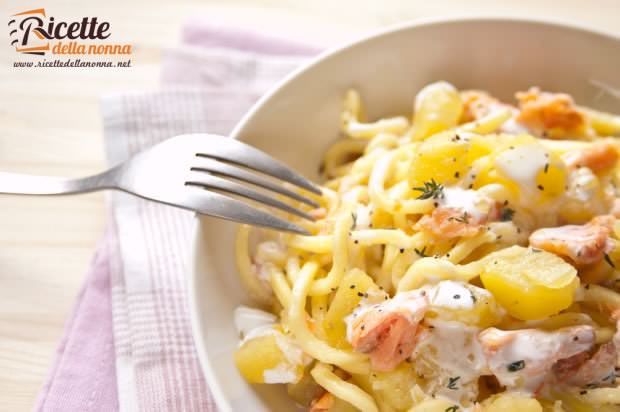 Tonnarelli al salmone patate e panna ricetta e foto
