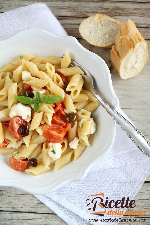 Penne fredde con mozzarella, pomodori e olive ricetta e foto