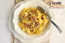 Pasta con crema di stracchino e speck