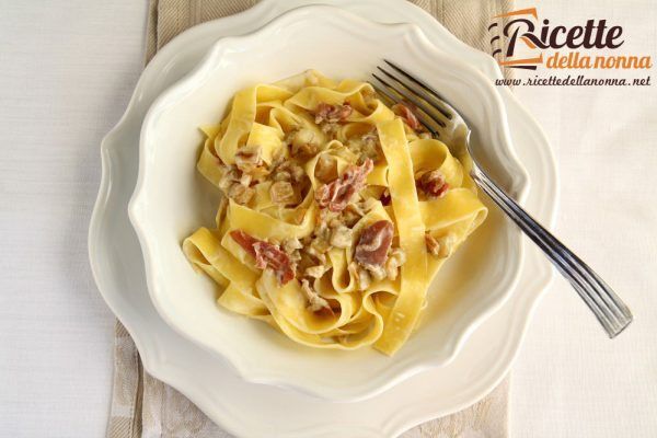 Pasta con crema di stracchino e speck