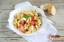 Penne fredde pomodoro, mozzarella e olive nere