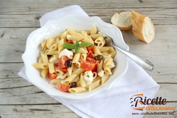 Penne fredde con mozzarella, pomodori e olive ricetta e foto