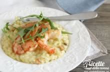 Riso freddo con salmone, gamberi e rucola