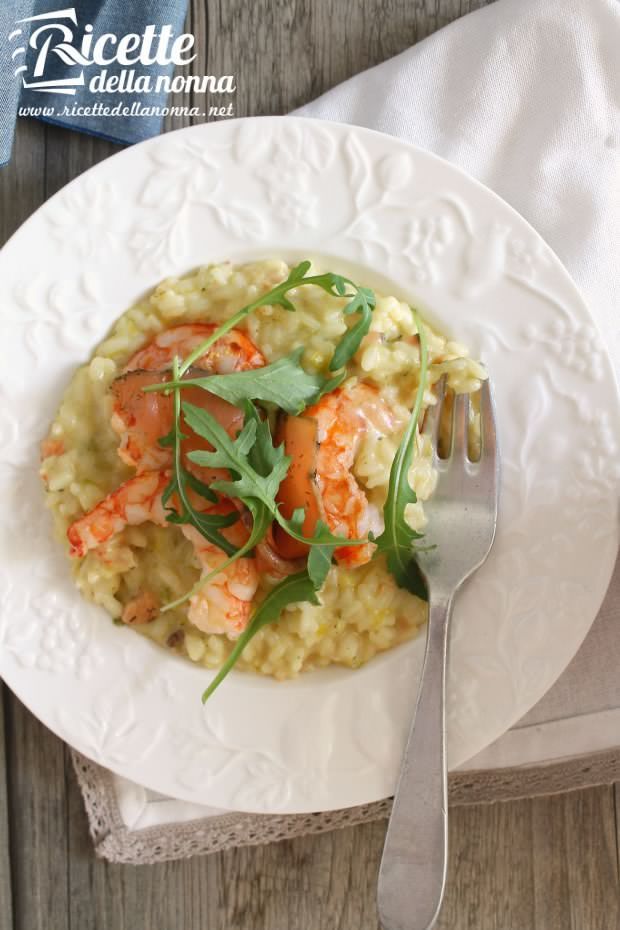 Foto Riso con salmone gamberi e rucola