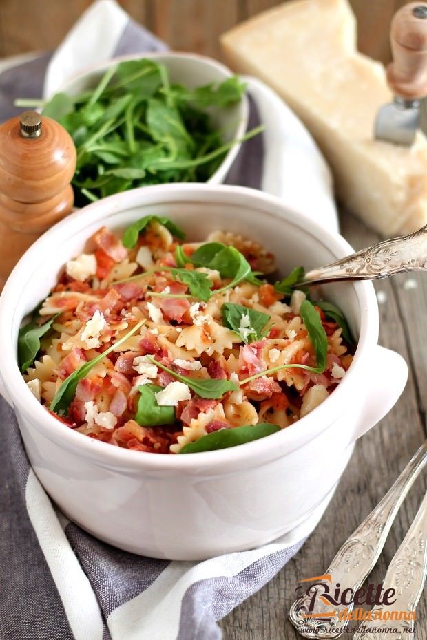 Pasta fredda con pachino, rucola e grana