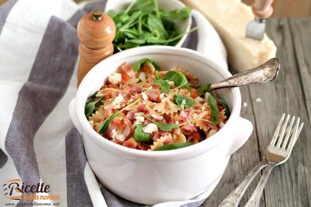 Pasta fredda con pachino, rucola e grana