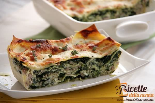 Lasagna bianca con spinaci e salsiccia