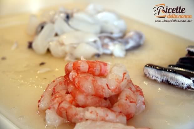 calamari, gamberi, paccheri, basilico