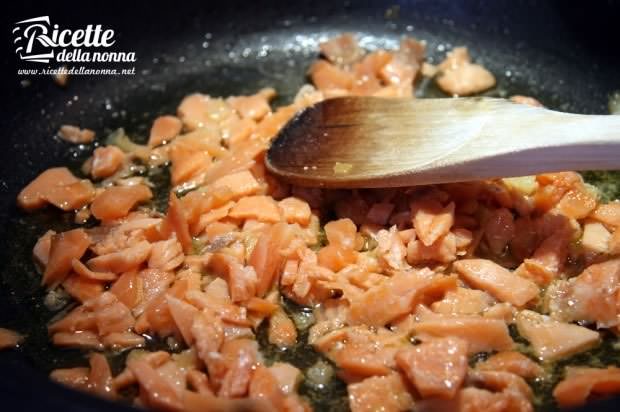 Preparazione Penne al salmone