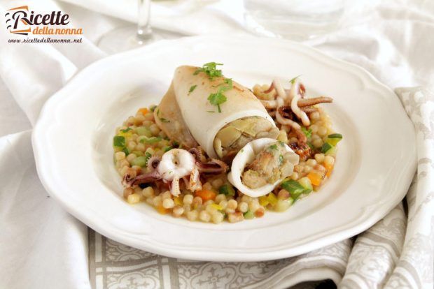 Calamari farciti con carciofi e fregola ricetta e foto