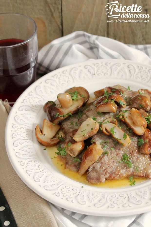 Foto scaloppine di vitello ai funghi porcini