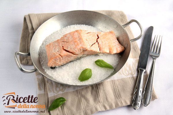 Salmone in crosta di sale