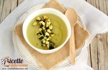 Potage di patate e brunoise di zucchine fritte, un piatto ricco di sapore e comfort