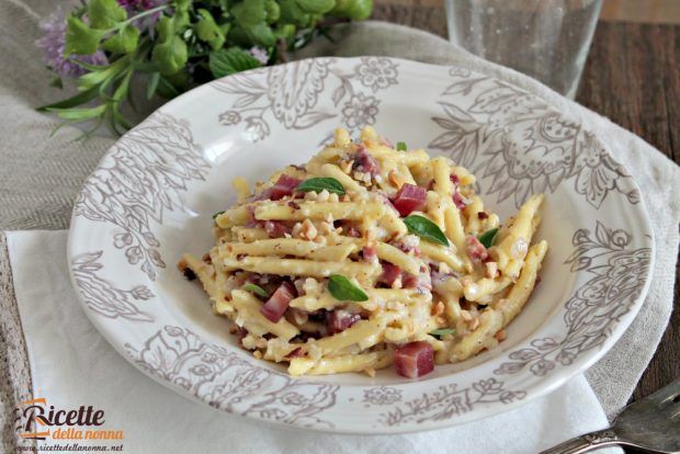 Trofie pesto di nocciole e speck ricetta e foto