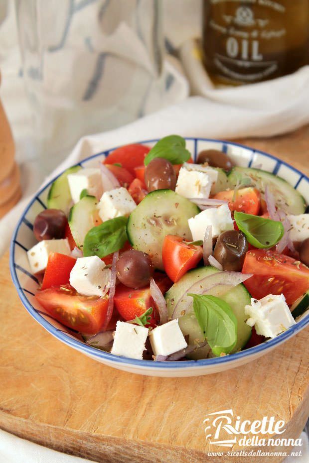 Con l'arrivo delle belle giornate siamo sempre più attratti da portate fresche e leggere. Ecco quindi un'idea veloce per un'insalata ricca, con tutto il sapore della Grecia.