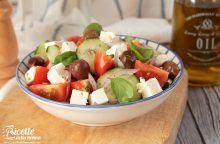 Insalata greca con pomodori, olive e feta