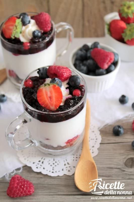 Semifreddo con salsa ai frutti di bosco | Ricette della Nonna
