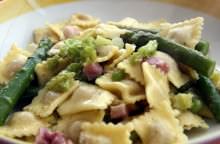 Raviolini di magro agli asparagi, piselli e verza con pancetta croccante