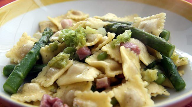 Ravioli asparagi, piselli, verza e pancetta ricetta e foto