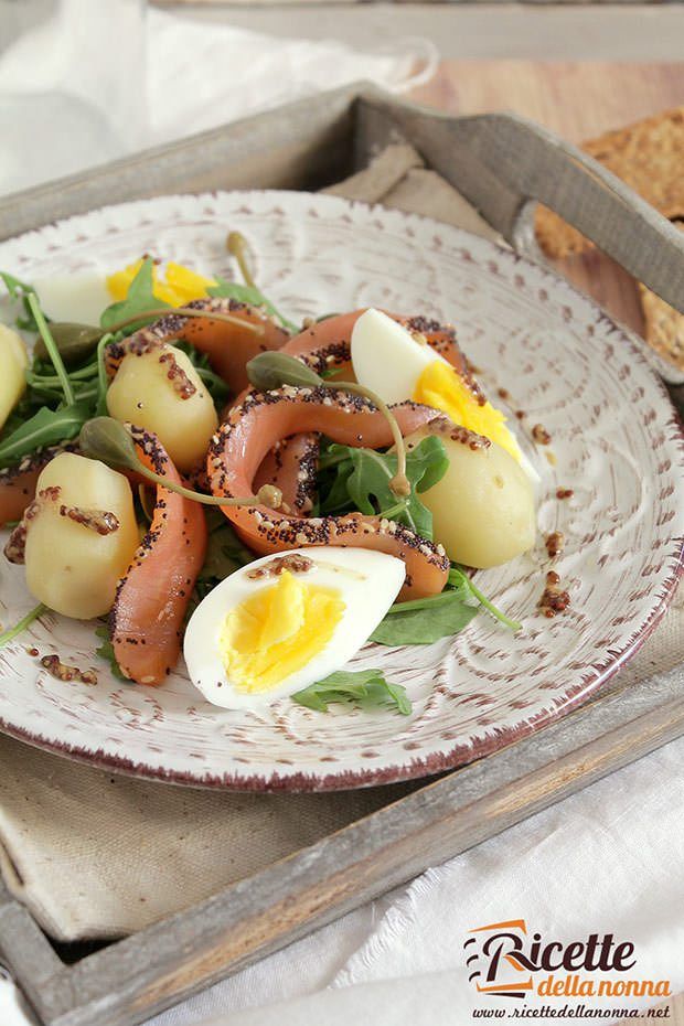 Foto insalata al salmone