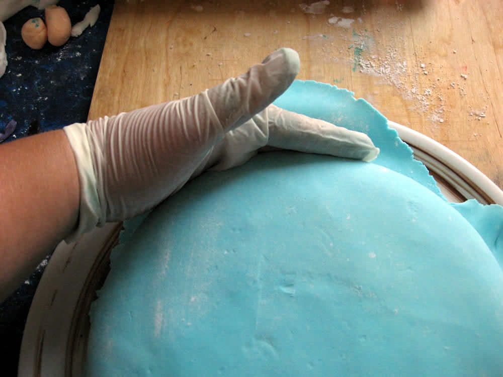 Far aderire la pasta alla torta con l'aiuto delle mani