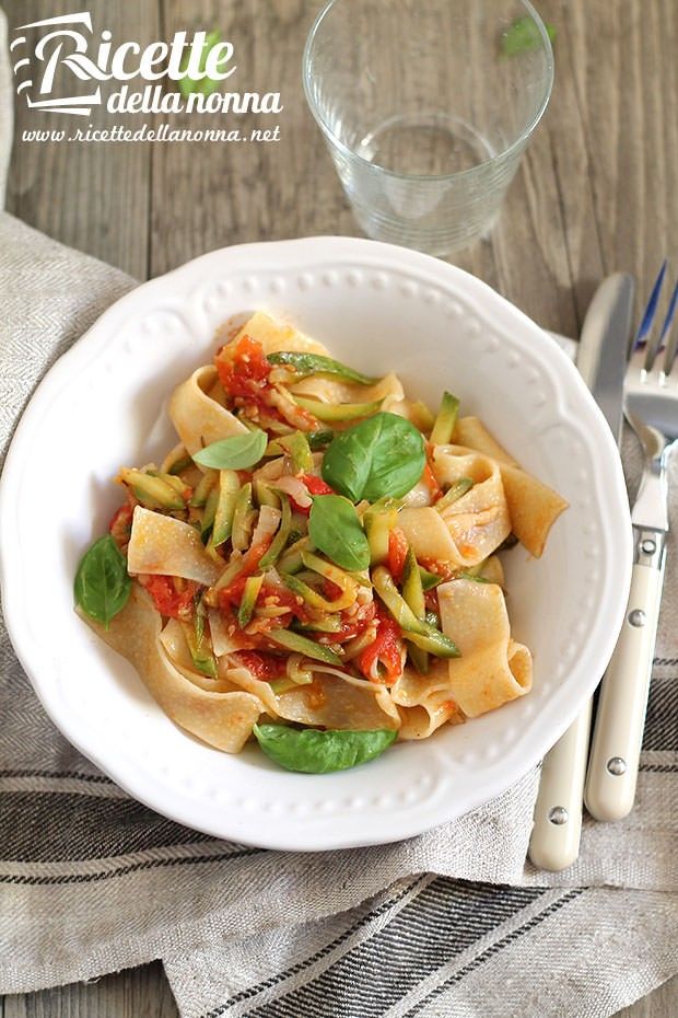 Lasagnette cipolletta fresca, pomodori e zucchine ricetta e foto